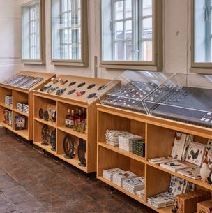 Museumsbutiksinventar med akrylmontre til smykker og skrå moduler til 